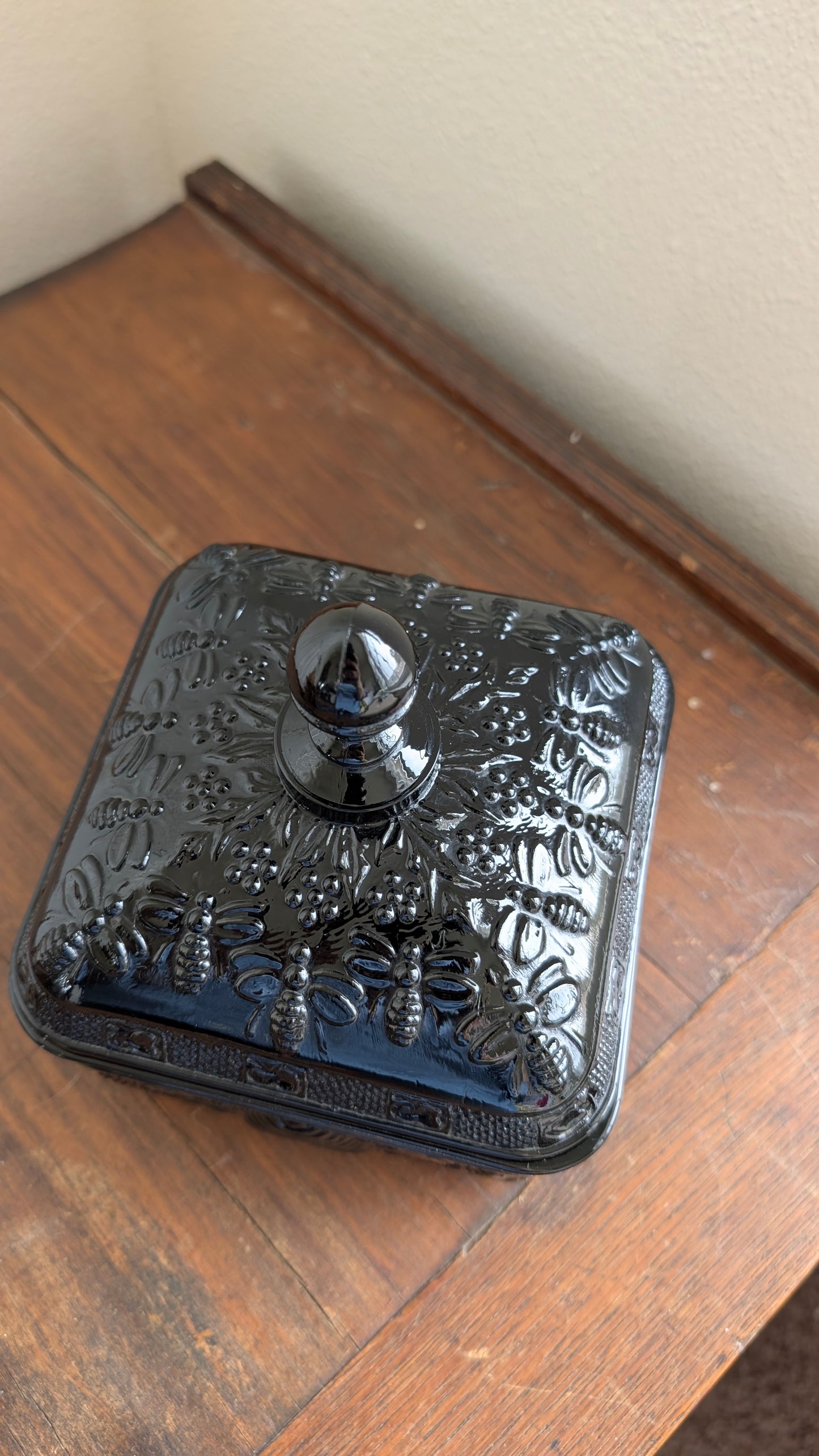 Tiara Exclusives Lidded Honey Box, Black