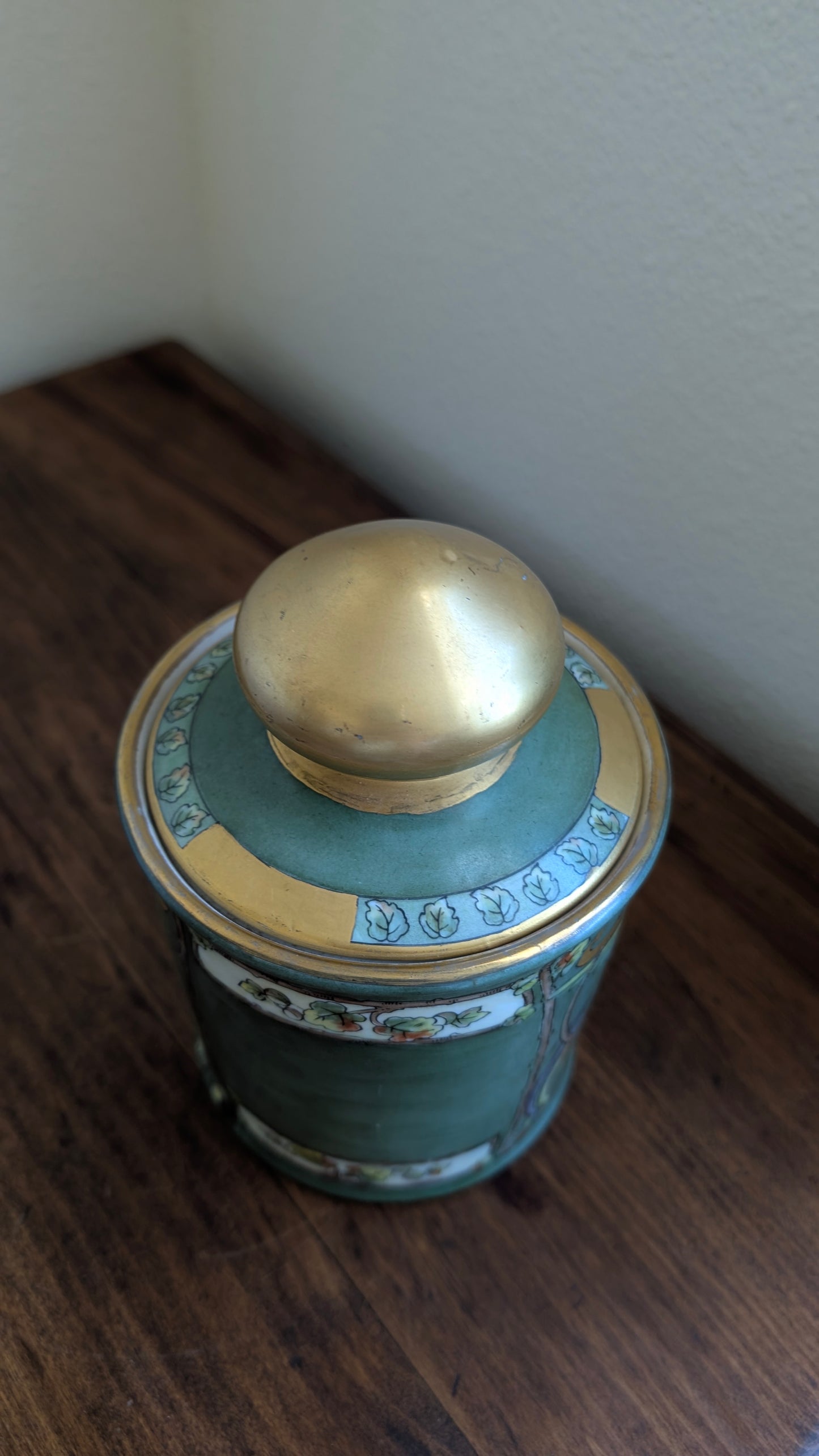 Hand painted Noritake Parrot Jar (d. 1944)
